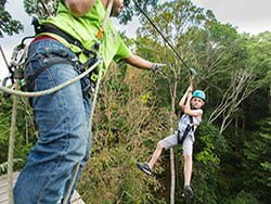 กิจกรรมสำหรับเด็ก-โหนสลิง-ป่าตอง-ซิปไลน์