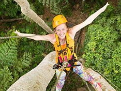 โหนตัวจากต้นไม้