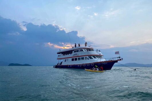 ทัวร์อ่าวพังงา พายแคนู ถ้ำลอด James Bond - เกาะนาคา เรือใหญ่