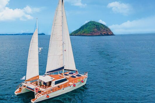 ภูเก็ต-เช่าเรือยอร์ช-สุดหรู-เรือใบคาตามารัน-ลำใหญ่--White-Marlin-5