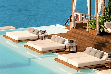 yona-beach-club-pool-bed