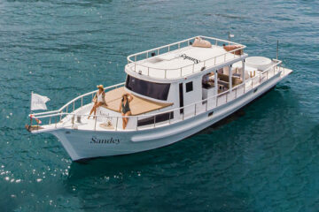 ภูเก็ต-เช่าเหมาลำเรือไม้-สุดหรู-สีขาวสไตล์มินิมอล-กรุ๊ปส่วนตัว-จัดปาร์ตี้-Sandey-11