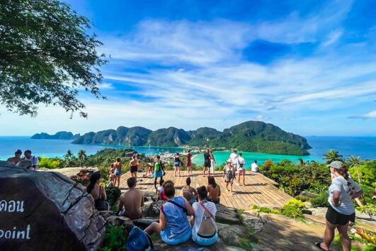 ทัวร์พรีเมี่ยม-Early-Bird-เกาะพีพี-อ่าวมาหยา-เกาะไผ่-เรือเร็ว-Speedboat-2